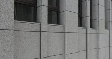 雅安芝麻灰外墙干挂石材及施工注意事项