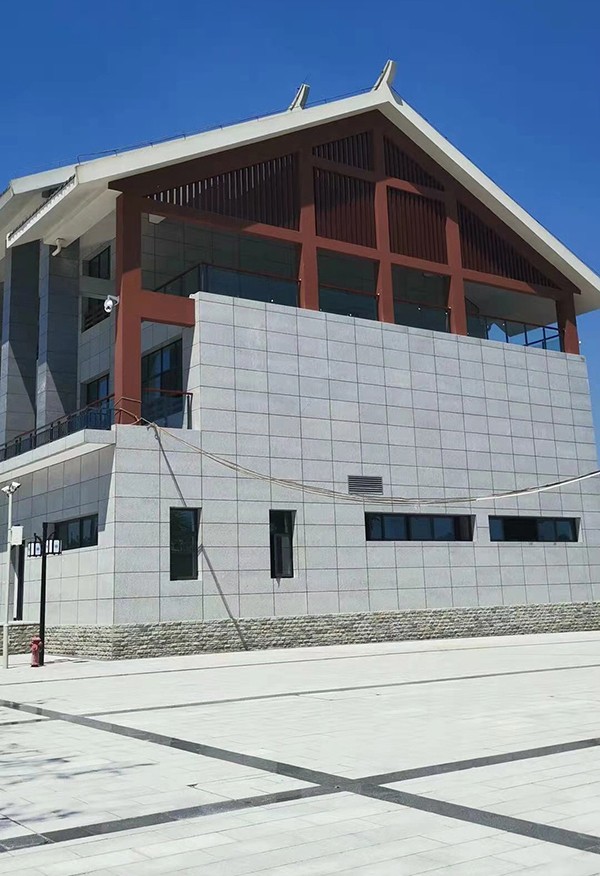 雅安芝麻灰花岗岩在景区地面及墙壁的应用