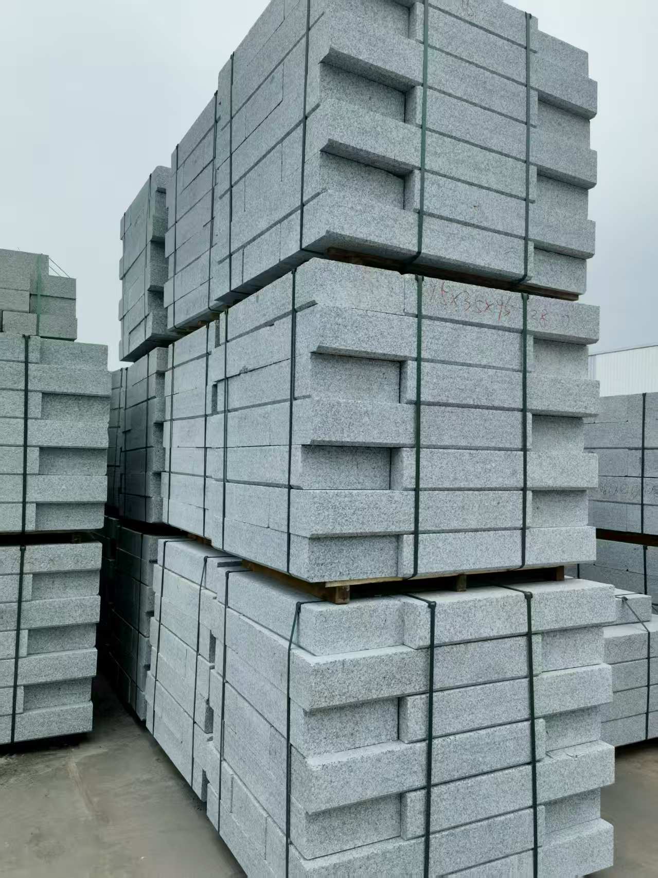 雅安 路沿石，板板正正的路沿石