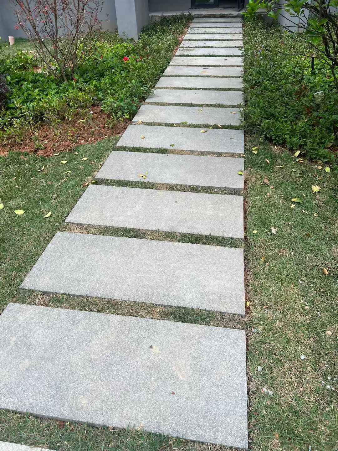雅安 芝麻黑小区踏步、汀步石铺装效果